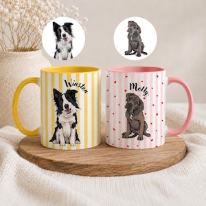 以下が含まれることがあります： 犬のイラストが描かれた2つのセラミックマグ。1つのマグは黄色で、白黒の犬のイラストと「Winston」という名前が描かれています。もう1つのマグはピンク色で、茶色の犬のイラストと「Molly」という名前が描かれています。どちらのマグにも縦縞模様があります。