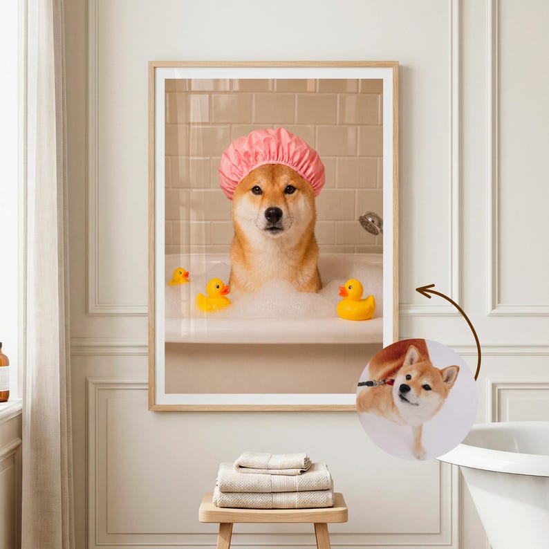 Puede incluir: Una impresi&oacute;n enmarcada muestra un perro Shiba Inu en una ba&ntilde;era, con un gorro de ducha rosa. El perro est&aacute; rodeado de burbujas y patitos de goma amarillos. El ba&ntilde;o tiene baldosas beiges.