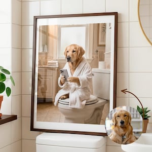 Puede incluir: Impresi&oacute;n enmarcada que presenta un Golden Retriever con una bata blanca usando un tel&eacute;fono inteligente mientras est&aacute; sentado en un inodoro. El entorno del ba&ntilde;o incluye un inodoro, un lavabo y un espejo, creando una escena humor&iacute;stica.
