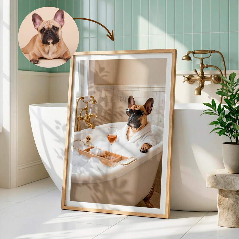 Puede incluir: Una impresi&oacute;n enmarcada que presenta un Bulldog Franc&eacute;s con gafas de sol y una bata blanca, relaj&aacute;ndose en una ba&ntilde;era llena de burbujas. Una copa de vino y una bandeja de madera con accesorios de ba&ntilde;o tambi&eacute;n est&aacute;n presentes. El marco es de madera clara.