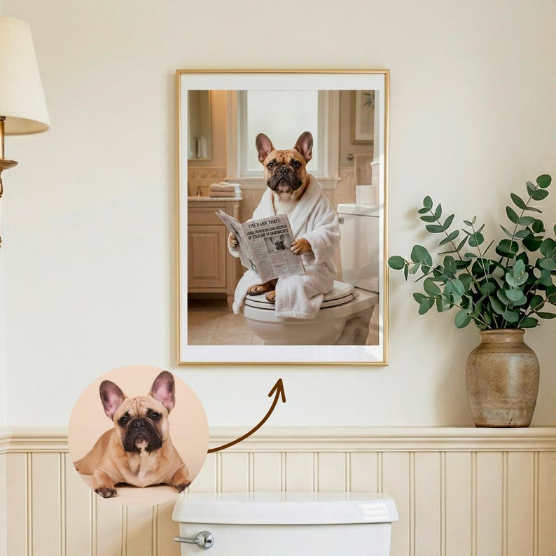 Puede incluir: Impresi&oacute;n enmarcada de un bulldog franc&eacute;s con una bata blanca, leyendo un peri&oacute;dico en un inodoro. La impresi&oacute;n tiene un marco dorado y est&aacute; montada en una pared color crema. Una imagen m&aacute;s peque&ntilde;a del perro est&aacute; en la esquina inferior izquierda.