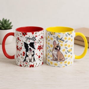 以下が含まれることがあります： 犬のイラストが描かれた2つのセラミック製マグカップ。左のマグカップは赤いハンドルと内側で、黒と白のボーダーコリーと「Molly」という名前が描かれています。右のマグカップは黄色いハンドルと内側で、フォーンのフレンチブルドッグと「Archie」という名前が描かれています。