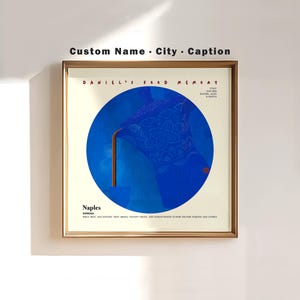 Puede incluir: Impresión artística enmarcada con un diseño abstracto azul y marrón. La impresión presenta el texto "Naples Espresso" y "DANIEL'S FOOD MEMORY". La obra de arte está en un marco dorado, ideal para la pared.