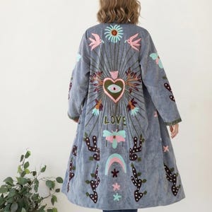 Giacca lunga ricamata da donna, cappotto con ricamo floreale e di uccelli, giacca lunga blu, capospalla boho hippie, cappotto con motivo botanico.