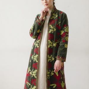 Cappotto lungo ricamato da donna, giacca floreale verde oliva, cappotto lungo boho, capospalla con ricami botanici, giacca vintage di tendenza