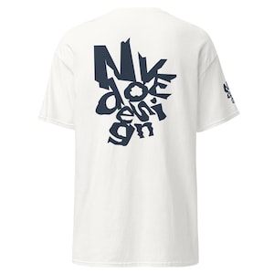 NOVE Design Streetwear Graphic Tee - Urban Graffiti Design Marinblå Vit Svart T-shirt