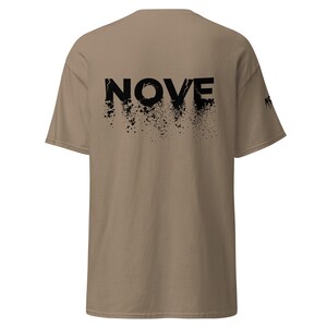 NOVE Disintegrated Graphic Tee - Streetwear-skjorta med sliten typografi