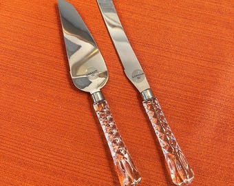 Conjunto de 2 peças Gorham Lady Anne Crystal para servir bolo - Novo na caixa. Faca e espátula vintage para casamento com cabo serrilhado em corte diamante. Modelo descontinuado.