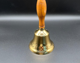 Vintage polierte Messing Glocke mit Holzgriff.