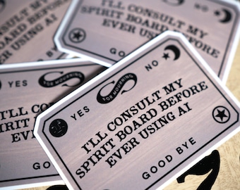Op de afbeelding: Een rechthoekige sticker met een lichte houtnerf achtergrond en zwarte tekst die luidt: I'LL CONSULT MY SPIRIT BOARD BEFORE EVER USING AI. Het ontwerp bevat de woorden YES, NO, GOOD BYE, een ster, een maan en een oneindigheidssymbool met de tekst FOR MOURNING.