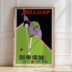 Könnte beinhalten: Ein gerahmtes Poster im Vintage-Stil, das eine Person in einem violetten Kimono beim Billardspielen auf einem grünen Tisch zeigt. Das Wort BILLIARD ist oben in Rot gedruckt, mit japanischem Text in schwarzen und roten Zeichen am unteren Rand.