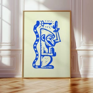 Könnte beinhalten: Ein gerahmter Kunstdruck mit einer kräftigen blauen Illustration im Linolschnitt-Stil, die einen Affen auf hellcremefarbenem Hintergrund zeigt. Der Affe ist im Profil mit einem langen, gewellten Schwanz und einem erhobenen Arm dargestellt, der einen Schlüssel über dem Kopf hält.