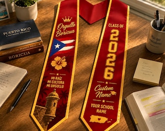 Könnte beinhalten: Zwei rote und goldene Abschluss-Schärpen. Eine Schärpe zeigt die puertoricanische Flagge, eine Blume und Text. Die andere zeigt "Class of 2026", eine Abschlusskappe und Platz für einen individuellen Namen und Schulnamen. Auf einer Holzoberfläche.