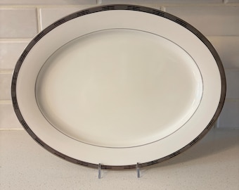 Bandeja de servir de porcelana Charter Club Bridgeton con borde geométrico platino, estilo vintage.