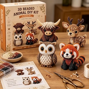 Op de afbeelding: Een 3D-dieren-doe-het-zelf-kit met kralen met een set van 4 stuks. De kit bevat instructies, voorgedrukte kralen, rijgdraad en een naald. De set bevat een Schotse hooglander, hert, uil en rode panda, allemaal gemaakt van kralen.
