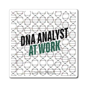 Puede incluir: Adhesivo cuadrado con fondo blanco y un patrón de ADN repetido en gris, rosa y amarillo. El texto "DNA ANALYST AT WORK" está en negro y verde. La pegatina es de "Crime Scene Collective."