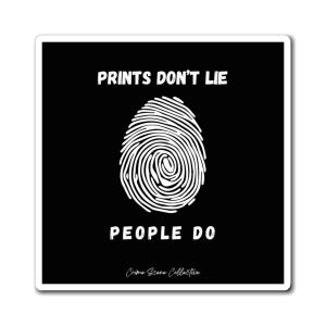 Op de afbeelding: Zwarte vierkante sticker met witte tekst en een vingerafdrukontwerp. De tekst luidt "PRINTS DON'T LIE PEOPLE DO" boven en onder een witte vingerafdruk. De woorden "Crime Scene Collection" staan onderaan.