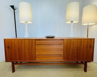 Consola de TV de nogal de mediados de siglo con gabinetes acanalados y aparador de mediados de siglo / Soporte de TV de nogal, madera maciza hecha a mano, soporte de TV moderno