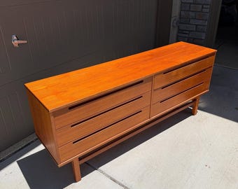 Walnoothouten tv-console uit het midden van de eeuw met gecanneleerde kasten en dressoir uit het midden van de eeuw | Walnotenhouten tv-meubel, handgemaakt massief hout, moderne tv-meubel