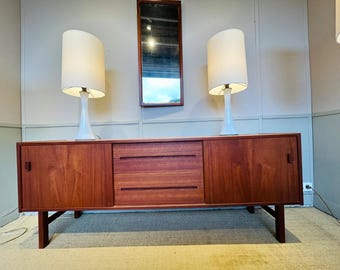 ウォールナット材ミッドセンチュリーテレビコンソール、溝付きキャビネット、ミッドセンチュリーサイドボード付き | ウォールナット材テレビ台、手作りの無垢材、モダンなテレビ台