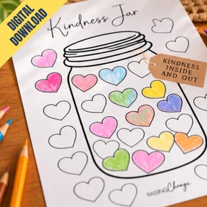 Puede incluir: Una página para colorear imprimible titulada Kindness Jar que muestra un frasco grande lleno de corazones. Algunos corazones están coloreados en rosa, azul, amarillo, verde y naranja. Una etiqueta marrón unida al frasco dice Kindness Inside and Out.