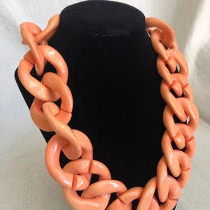 Colar statement em acrílico Denis Rush.