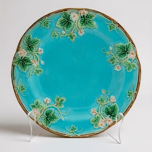 Piatto antico in maiolica George Jones con motivo a fiori di fragola, circa 1870, maiolica inglese vittoriana turchese.