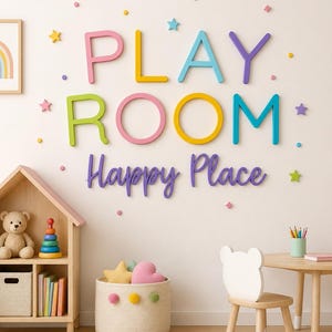 K&ouml;nnte beinhalten: Wandbuchstaben aus Holz, die PLAY ROOM und Happy Place in verschiedenen Farben bilden. Das Dekor umfasst kleine Sterne und Punkte in Pink, Gelb, Blau und Lila. Die Buchstaben sind an einer Wand &uuml;ber einem Spielzeugregal und einem Stuhl angebracht.