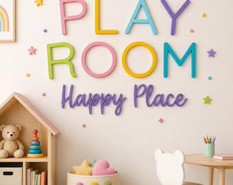 Puede incluir: Letras de madera montadas en la pared que forman PLAY ROOM y Happy Place en varios colores. La decoración incluye pequeñas estrellas y puntos en rosa, amarillo, azul y morado. Las letras están dispuestas sobre una pared encima de un estante.