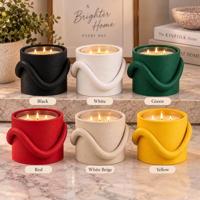 Puede incluir: Seis velas cil&iacute;ndricas en negro, blanco, verde, rojo, beige y amarillo. Cada vela presenta un exterior texturizado con un lazo decorativo grueso y curvo alrededor del lateral y tres mechas encendidas dentro de un inserto de vidrio.