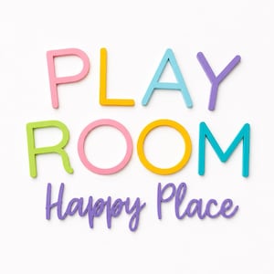 K&ouml;nnte beinhalten: Wanddekoration bestehend aus dem Wort PLAY in rosa, gelben, hellblauen und violetten Blockbuchstaben, ROOM in lindgr&uuml;nen, rosa, gelben und t&uuml;rkisfarbenen Blockbuchstaben sowie dem Schriftzug Happy Place in violetter Schreibschrift.
