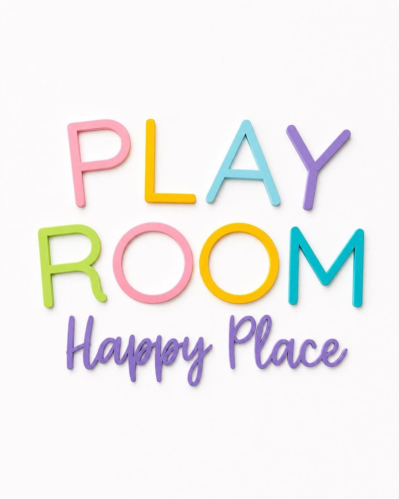 K&ouml;nnte beinhalten: Wanddekoration bestehend aus dem Wort PLAY in rosa, gelben, hellblauen und violetten Blockbuchstaben, ROOM in lindgr&uuml;nen, rosa, gelben und t&uuml;rkisfarbenen Blockbuchstaben sowie dem Schriftzug Happy Place in violetter Schreibschrift.