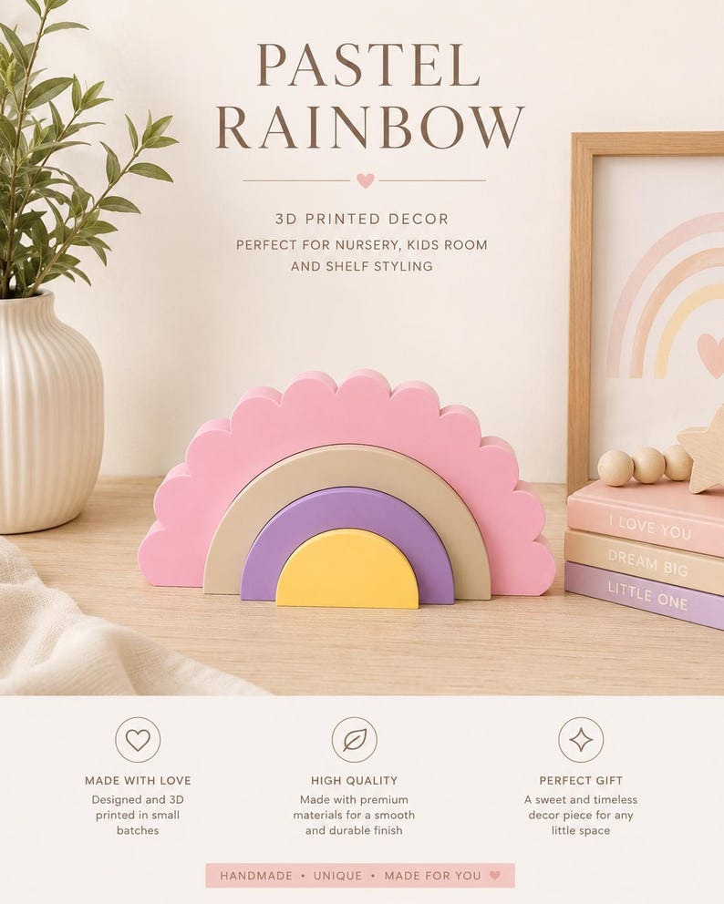 K&ouml;nnte beinhalten: Ein pastellfarbenes, regenbogenf&ouml;rmiges Holzspielzeug in Rosa, Beige, Lila und Gelb mit einem gewellten Rand. Der Text "PASTEL RAINBOW" steht oben. Das Bild enth&auml;lt auch dekorative B&uuml;cher und einen Bilderrahmen.