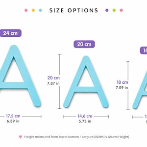 K&ouml;nnte beinhalten: Drei hellblaue Buchstaben A in verschiedenen Gr&ouml;&szlig;en mit der Aufschrift SIZE OPTIONS. Der gr&ouml;&szlig;te ist 24 cm hoch und 17,5 cm breit, der mittlere 20 cm mal 14,6 cm und der kleinste 18 cm mal 13,1 cm, inklusive der entsprechenden Zollangaben.