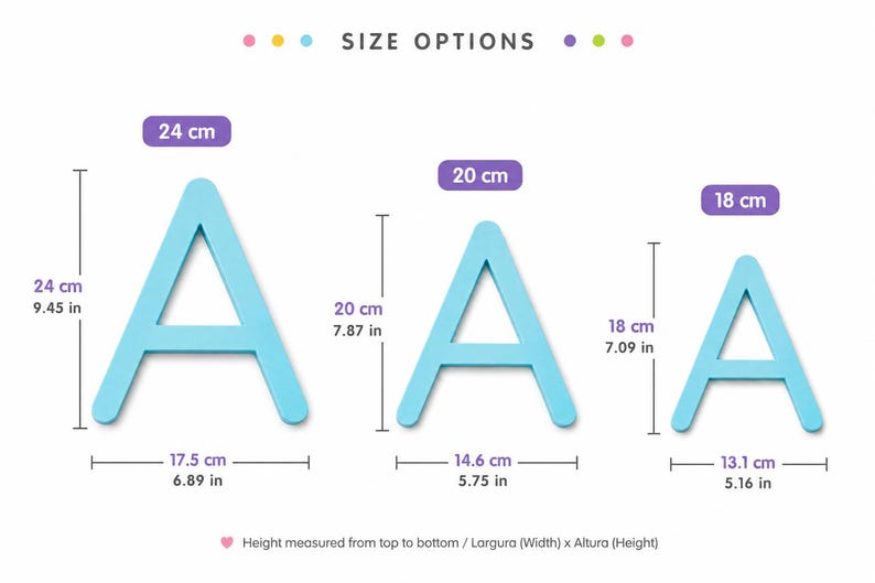 K&ouml;nnte beinhalten: Drei hellblaue Buchstaben A in verschiedenen Gr&ouml;&szlig;en mit der Aufschrift SIZE OPTIONS. Der gr&ouml;&szlig;te ist 24 cm hoch und 17,5 cm breit, der mittlere 20 cm mal 14,6 cm und der kleinste 18 cm mal 13,1 cm, inklusive der entsprechenden Zollangaben.