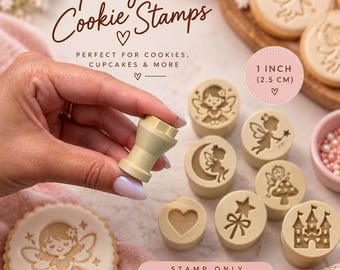 Puede incluir: Un juego de sellos para galletas en color beige claro con diseños de hadas, corazones, estrellas y castillos. Cada sello mide 2,5 cm de diámetro. El texto en la imagen dice Fairy Cookie Stamps, Perfect for cookies, cupcakes & more, Stamp only (no cutter).