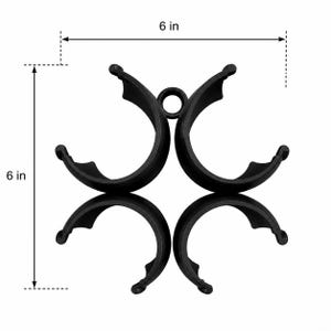 Puede incluir: Una pieza de conexi&oacute;n circular negra de cuatro partes con un anillo central, que presenta un dise&ntilde;o sim&eacute;trico. Las l&iacute;neas de cota indican un ancho de 15,24 cm y una altura de 15,24 cm, mostrando la escala de este componente funcional.