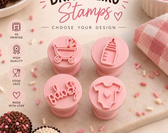 Puede incluir: Cuatro sellos circulares de plástico rosa para decorar brigadeiros, con diseños en relieve de un cochecito de bebé, un biberón, la palabra baby en cursiva y un body. El texto BRIGADEIRO Stamps CHOOSE YOUR DESIGN es visible.