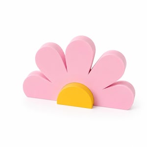 K&ouml;nnte beinhalten: Ein rosa bl&uuml;tenf&ouml;rmiges Dekorationsobjekt mit gelber Mitte. Die Blume hat sechs abgerundete Bl&uuml;tenbl&auml;tter und besteht aus einem festen Material. Das Design ist schlicht und modern, geeignet f&uuml;r die Inneneinrichtung.