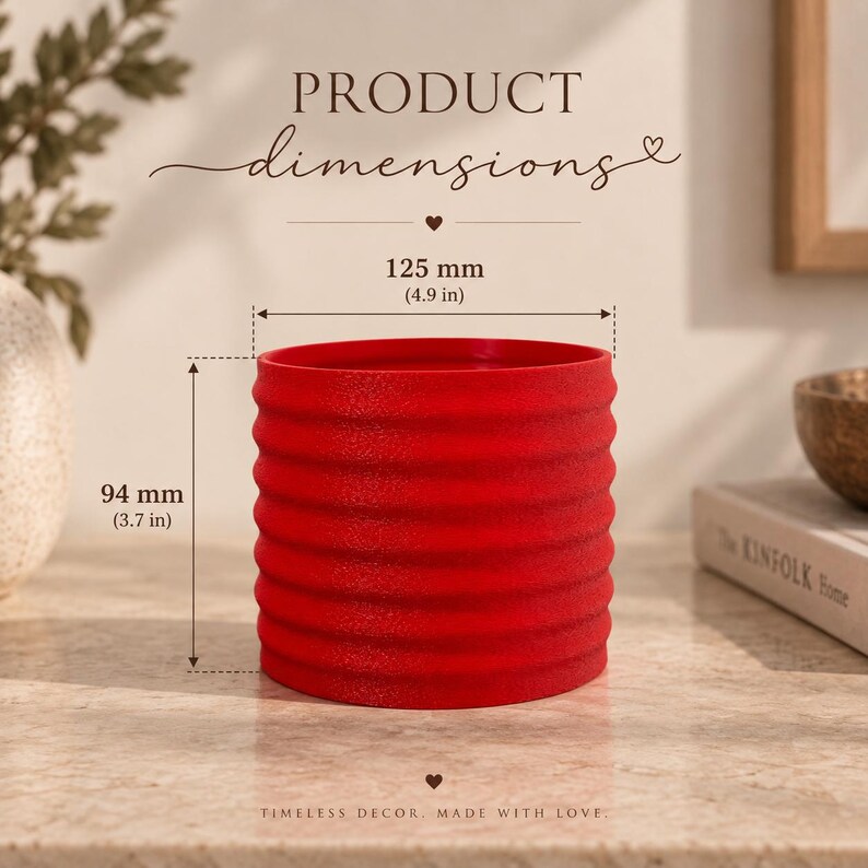 Puede incluir: Una maceta cil&iacute;ndrica de color rojo brillante con un exterior texturizado y acanalado. El texto superior dice PRODUCT dimensions. Las flechas indican un di&aacute;metro de 125 mm y una altura de 94 mm. El texto inferior dice TIMELESS DECOR. MADE WITH LOVE.