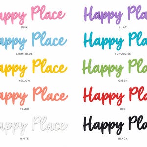 K&ouml;nnte beinhalten: Eine Sammlung von zehn Wandschildern mit dem Schriftzug Happy Place in einer Schreibschrift. Die Schilder sind in den Farben Pink, Flieder, Hellblau, T&uuml;rkis, Gelb, Gr&uuml;n, Pfirsich, Rot, Wei&szlig; und Schwarz erh&auml;ltlich und jeweils farblich beschriftet.