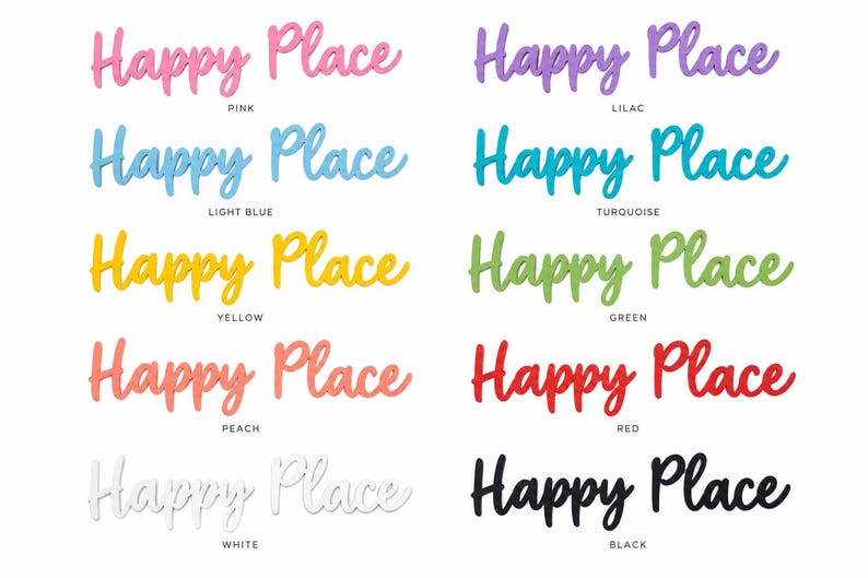 K&ouml;nnte beinhalten: Eine Sammlung von zehn Wandschildern mit dem Schriftzug Happy Place in einer Schreibschrift. Die Schilder sind in den Farben Pink, Flieder, Hellblau, T&uuml;rkis, Gelb, Gr&uuml;n, Pfirsich, Rot, Wei&szlig; und Schwarz erh&auml;ltlich und jeweils farblich beschriftet.