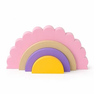 K&ouml;nnte beinhalten: Ein Holz-Regenbogen-Steckspielzeug in Pastellfarben. Das Spielzeug hat einen rosa Bogen mit Zacken, einen beigen Bogen, einen lila Bogen und einen gelben Bogen. Das Spielzeug ist f&uuml;r Kinder.