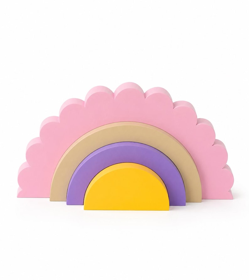 K&ouml;nnte beinhalten: Ein Holz-Regenbogen-Steckspielzeug in Pastellfarben. Das Spielzeug hat einen rosa Bogen mit Zacken, einen beigen Bogen, einen lila Bogen und einen gelben Bogen. Das Spielzeug ist f&uuml;r Kinder.