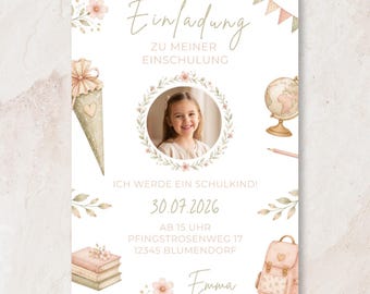 Può includere: Un biglietto d'invito beige chiaro con illustrazioni floreali e a tema scolastico. Il biglietto presenta una foto di una bambina, un cono scolastico, un mappamondo, uno zaino e testo in corsivo. Il testo include la data 30.07.2026.