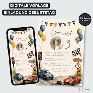 Pu&ograve; includere: Un modello di invito digitale per compleanno a tema corse, mostrato su uno smartphone accanto alla carta completa. Il design include uno spazio per foto, palloncini, bandiere a scacchi, un semaforo e due auto da corsa con il testo Leon wird 3.