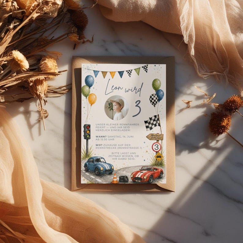 Pu&ograve; includere: Un biglietto d'invito di compleanno rettangolare a tema auto da corsa con una foto circolare di un bambino al centro. Il design include illustrazioni di un'auto da corsa blu e una rossa, un semaforo, palloncini, una bandiera a scacchi e il testo Leon wird 3.