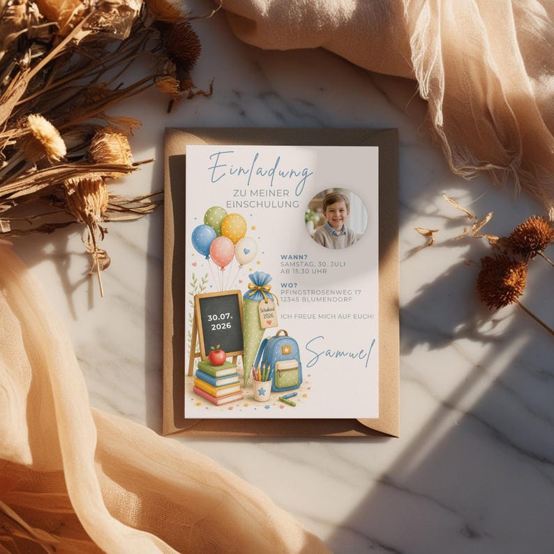 Puede incluir: Una tarjeta de invitaci&oacute;n rectangular con el texto en alem&aacute;n Einladung zu meiner Einschulung, una foto circular de un ni&ntilde;o, globos de colores, una pizarra con 30.07.2026, un cono escolar, libros, una mochila y el nombre Samuel.