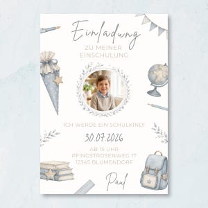 Pu&ograve; includere: Un biglietto d'invito beige chiaro con illustrazioni ad acquerello per il primo giorno di scuola di un bambino. La carta presenta una foto di un bambino, testo in tedesco e illustrazioni di materiale scolastico.