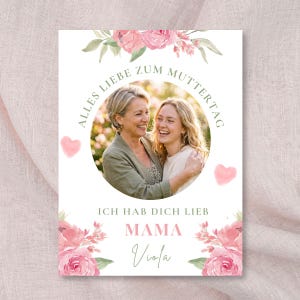 Pode incluir: Um cartão de Dia das Mães com uma foto de duas mulheres sorrindo, cercado por flores rosa em aquarela e folhas verdes. O cartão inclui o texto "Alles Liebe zum Muttertag" e "Ich hab dich lieb Mama Viola."